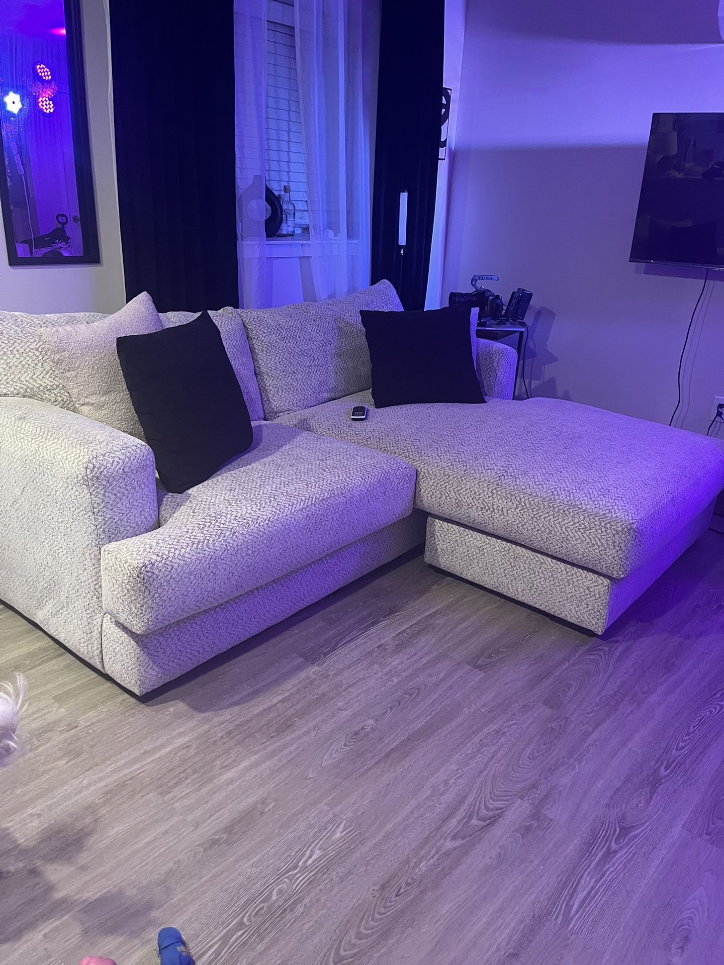 ✨ Modern Neutral Sofa – CLEAN, Comfortable, Must Go NOW (Roxborough) ✨