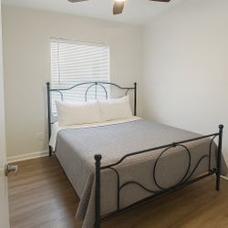 King Size Bed ( BARELY USED, EVERYTHING INCLUDED)