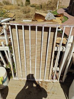 Metal side gate with latch