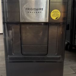 Frigidaire Gallery countertop nugget ice maker 44 lbs