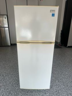 Avanti Apartment Size Refrigerator w/ Freezer – Model FF99D0W – Works Great