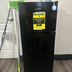 Upstreman 4.0 Cu.Ft. Mini Fridge with Freezer-Like New