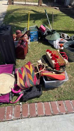 CRAZY MOVING OUT YARD SALE