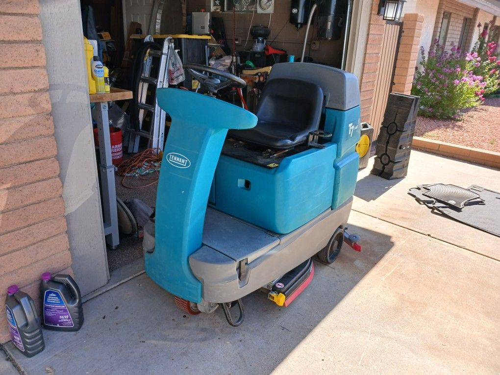 TENNANT T7 RIDE ON FLOOR SCRUBBER 137 HOURS