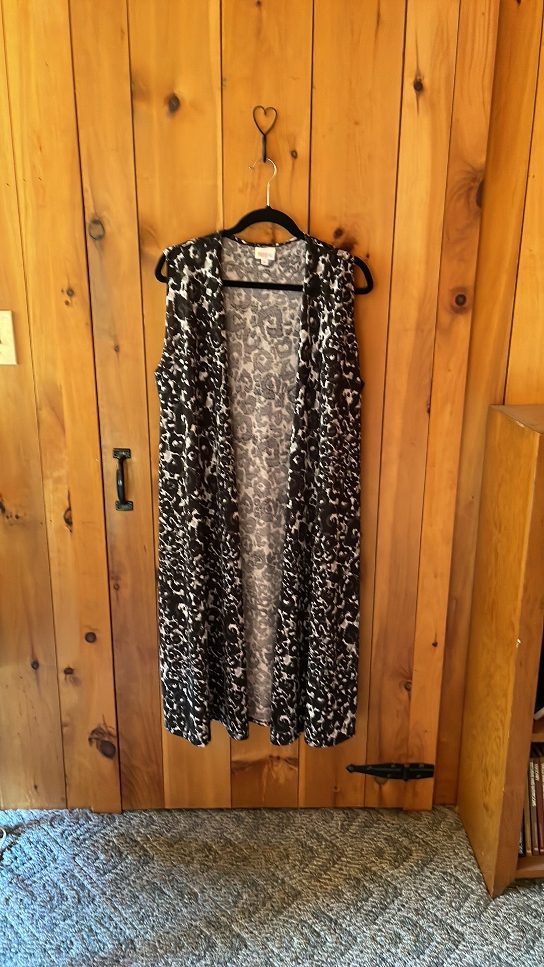 Animal print sleeveless cardigan with side slits. Midi length