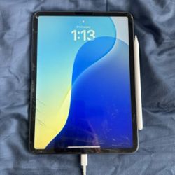 iPad Pro 256gb w/ Apple Pencil Gen 2 - Space Grey - Cracked Screen