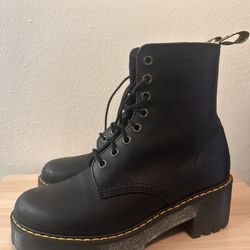 Women’s Doc Martens Boots W/ Heel Size 8 (black)