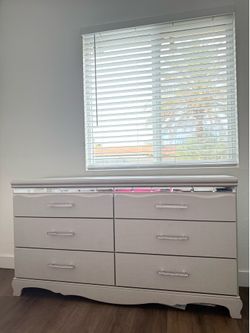 Moving Sale! 7.22 / Modern 6-Drawer Dresser – Great Condition