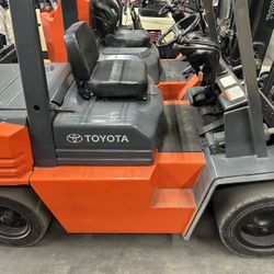 Forklift Toyota Motor De GASOLINA -PODEROSO