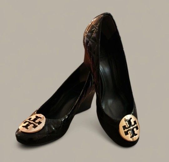 Tory Burch Women's 7 M Gloss Black Quilted Wedge Pumps Heels Reva Gold Logo