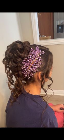 Curling 🥌 iron for hairstyles.