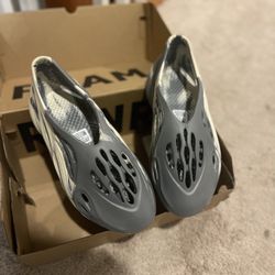 adidas Yeezy Foam RNNR MXT Moon Gray