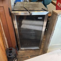 Danby Mini Fridge 3.3 cu ft 120 cans