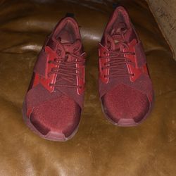 Women’s size 8 Puma’s 