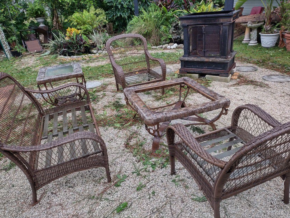 Patio Set, No Cushions, Just the 5 Piece Patio Set, Great Condition 