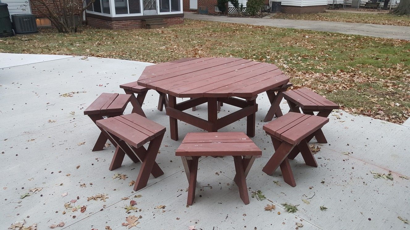 Solid picnic table. 8 stools.