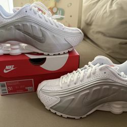 NIKE SHOX R4