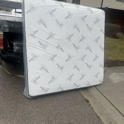 Huge sale for Mattress And Box Twin size mattress and box 150.$ full 190$ Queen 200$ king 290$. free delivery free set up 708….280….7715… cash or Zell