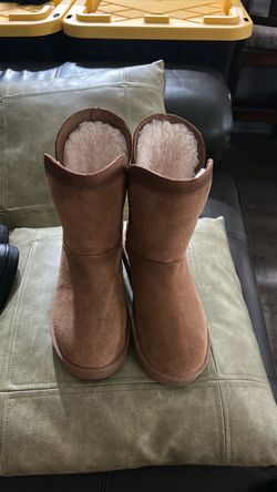 Ugg boots camel brand new size 5 $60 obo