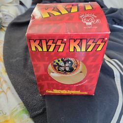 Kiss Ornament 