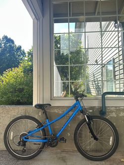 Specialized Hotrock 24 Kids’ Youth Mountain Bike – 8 Speed