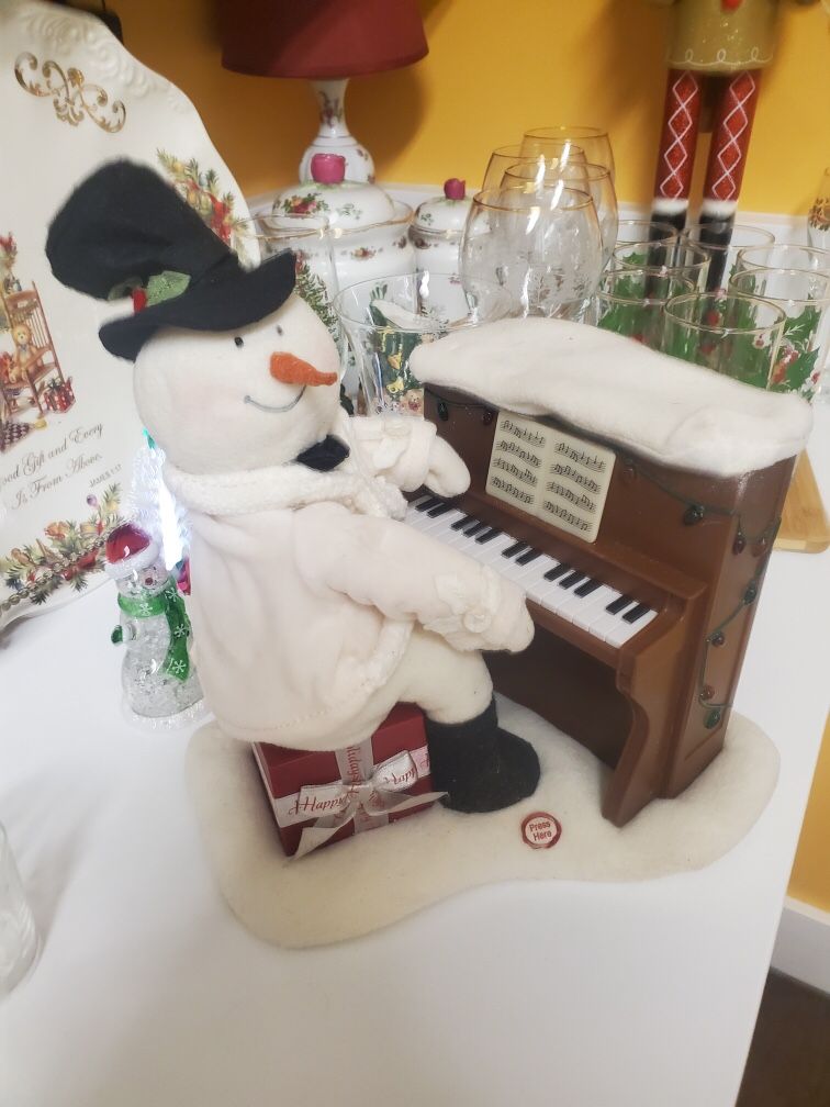 Frosty The Snowman Playing Piano