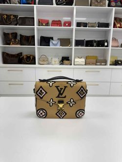 Louis Vuitton Pochette Metis Wild at Heart Arizona Monogram Beige