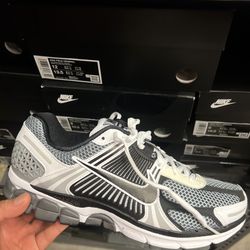 Nike Zoom Vomero Black/White Size 9.5 Mens 