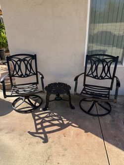 2 Patio Swivel rocker Chairs with Side Table