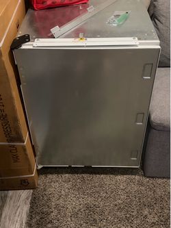 Sub-Zero 24" Under Counter Refrigerator (Model UC-24R) – Panel Ready – Like