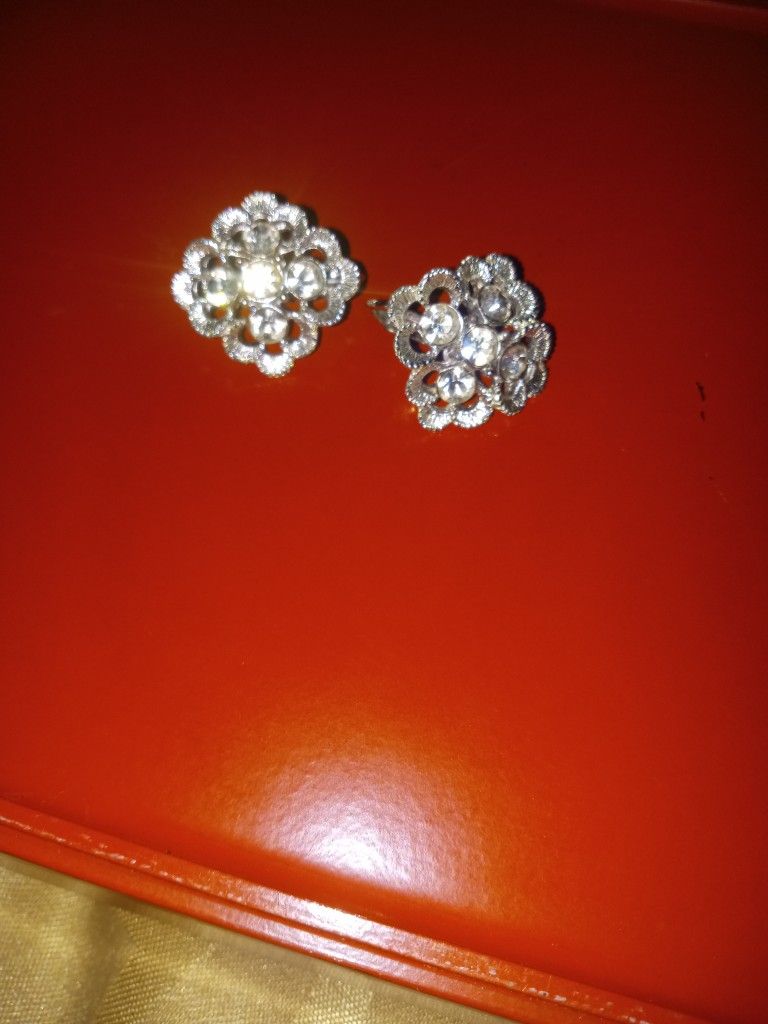 Beautiful Vintage Sarah Coventry Earrings- Clips
