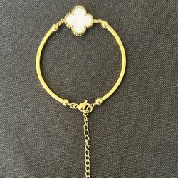 Van cleef and Arpeh Clover Bracelet thick metal but loose fit (gold and white)