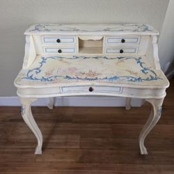 Solid wood desks, classic girl's desk, one of a kind must see.