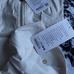 lululemon set in the color cream/white size 2 with gold zipper