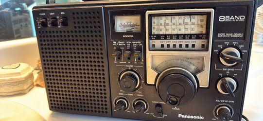 Vintage PANASONIC RF-2200 8 Band Short Wave Radio TESTED AM/FM SW (no light) Please see pics before contacting me. I’m pretty sure the antenna needs t