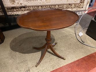 MERSMAN Vintage Oval Scalloped Top Table