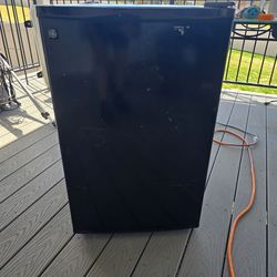 GE 2.7 cubic feet Black Mini Fridge