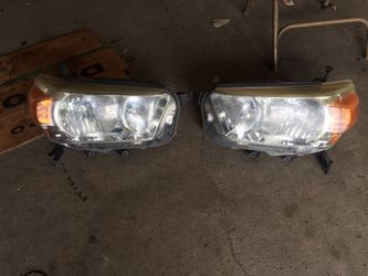Totoya 4runner Headlight Oem 2011-2013 LS And RS Two Good Condition