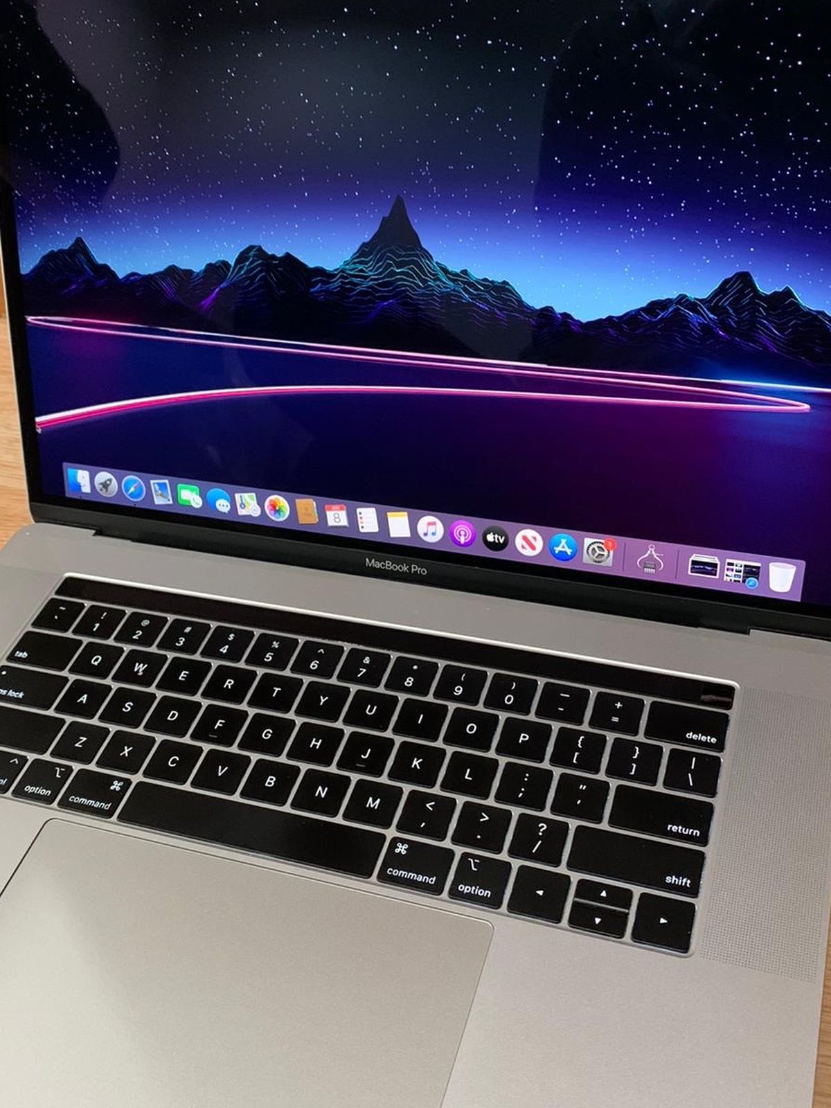 APPLE MACBOOK PRO 2018 15” 6CORE i7 32GB RAM🔥🔥