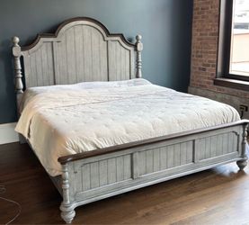 Cal-king bed//bedroom//farmhouse style//sameday delivery—-no credit needed