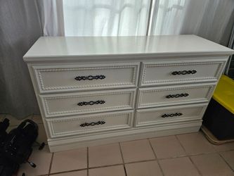 Johnson Carper 6 drawer dresser