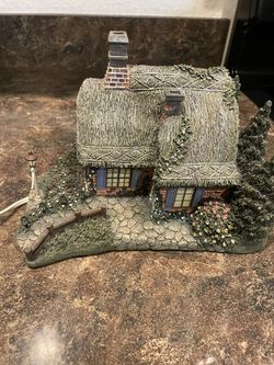 Hawthorne Village Sweetheart Cottage 