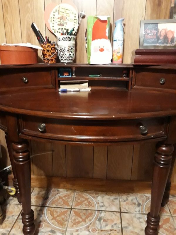 Oval shaped wooden desk for Sale in Houston, TX OfferUp