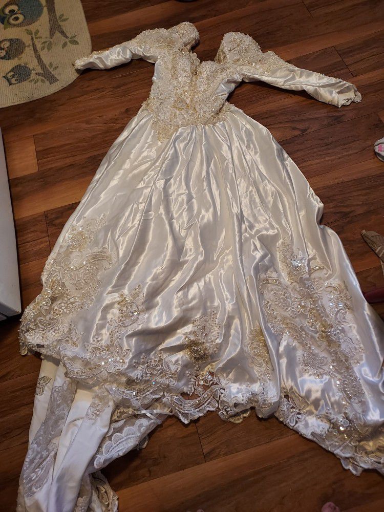Beautiful Gorgeous Wedding Dress Pre-owned Like New Make Offer