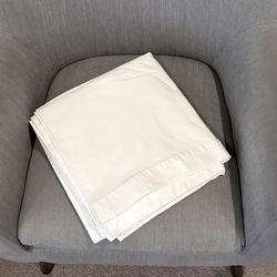 Pre-Owned Crate & Barrel Classic White (100% Cotton) Tablecloth (60 x 108 In.) With Hemmed Edges