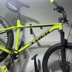 2019 Trek Roscoe 7 Mountain Bike (27.5+ tires) (Frame Size 19.5)