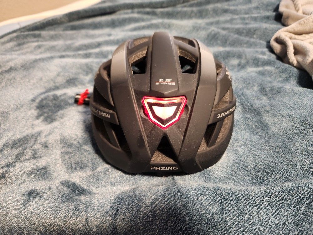 bike helmet phzing Bicycle Brim Uses 4 Velcro straps (2 front and 2 rear) threaded through the helmet vents for a secure fit How to fit a helmet