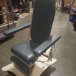 *UMF MEDICAL  TABLE  CHAIR