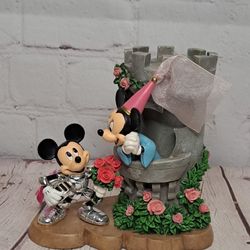 Disney Mickey & Minnie Sculpture 