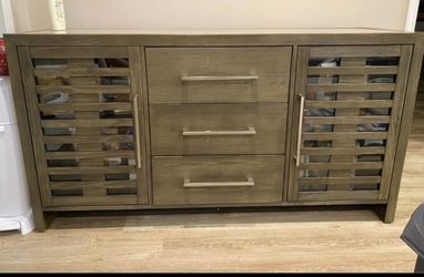 Dresser table
